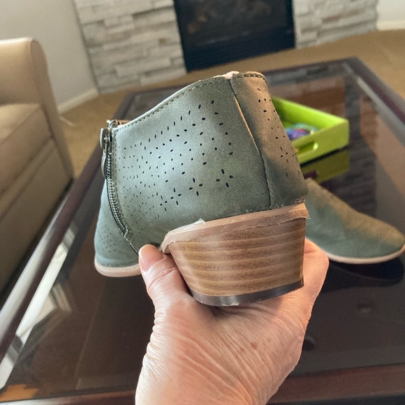 Dark green shoes, sz 8, side zipper - Picture 4 of 7